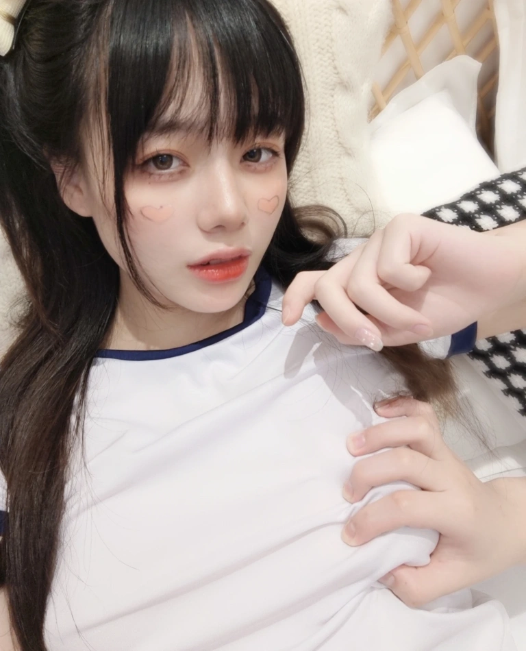 九言《体操服 生日福利》主题写真：20张全套美图，含3个视频