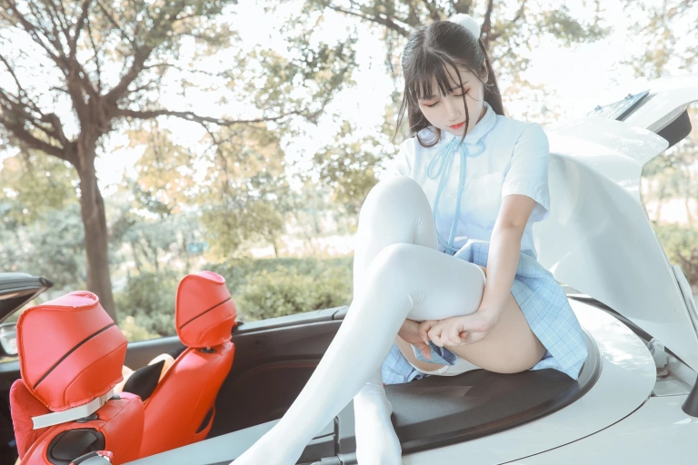不呆猫《白丝过膝袜》主题写真：21张全套美图，含12个视频