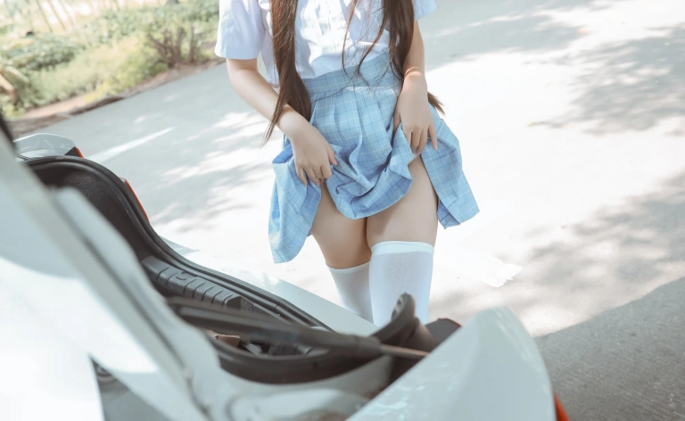 不呆猫《白丝过膝袜》主题写真：21张全套美图，含12个视频