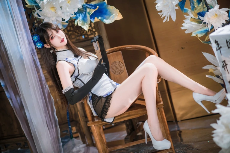 羽生三未《瓶儿·青花瓷旗袍》主题写真：25张全套美图