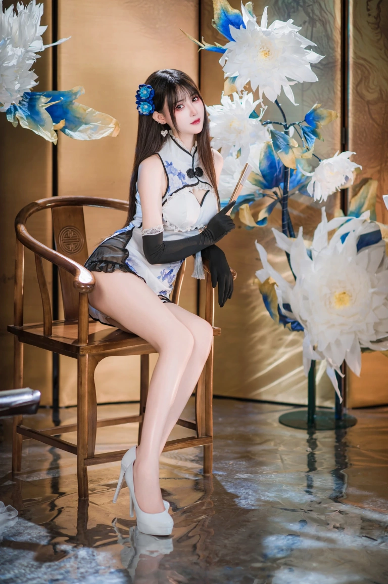 羽生三未《瓶儿·青花瓷旗袍》主题写真：25张全套美图