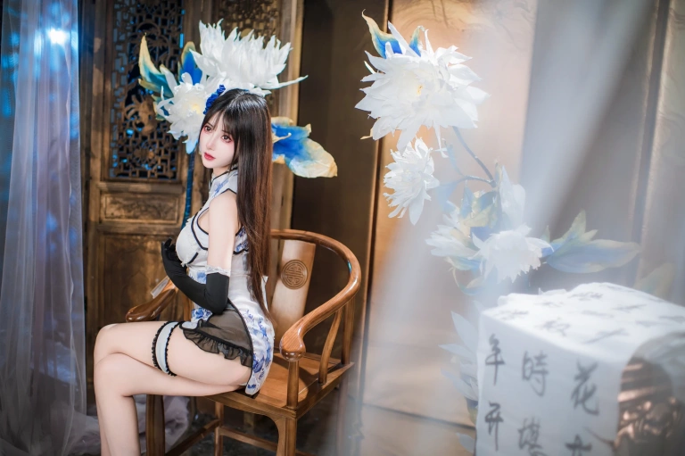 羽生三未《瓶儿·青花瓷旗袍》主题写真：25张全套美图