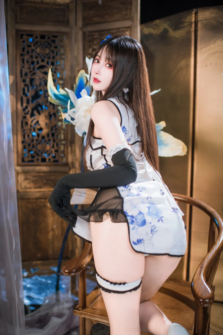 羽生三未《瓶儿·青花瓷旗袍》主题写真：25张全套美图