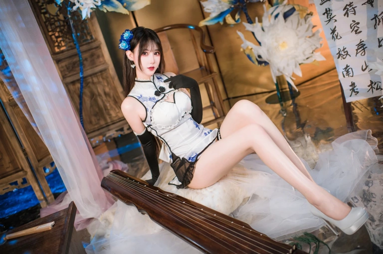 羽生三未《瓶儿·青花瓷旗袍》主题写真：25张全套美图