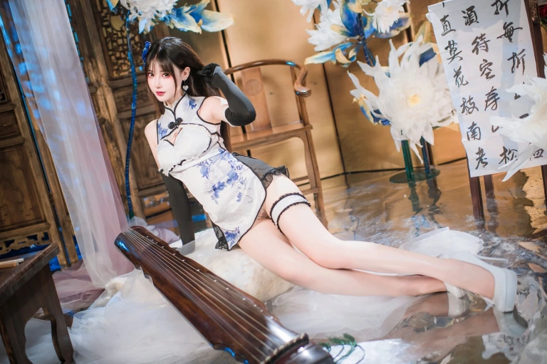 羽生三未《瓶儿·青花瓷旗袍》主题写真：25张全套美图