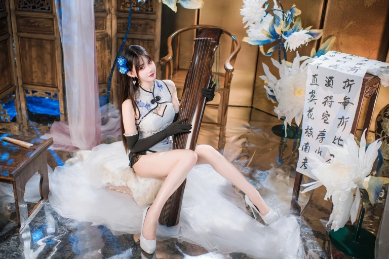 羽生三未《瓶儿·青花瓷旗袍》主题写真：25张全套美图