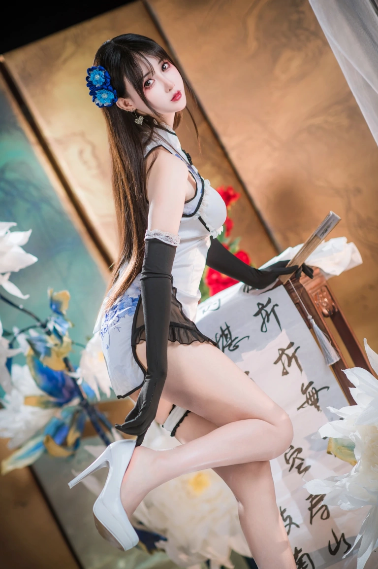 羽生三未《瓶儿·青花瓷旗袍》主题写真：25张全套美图