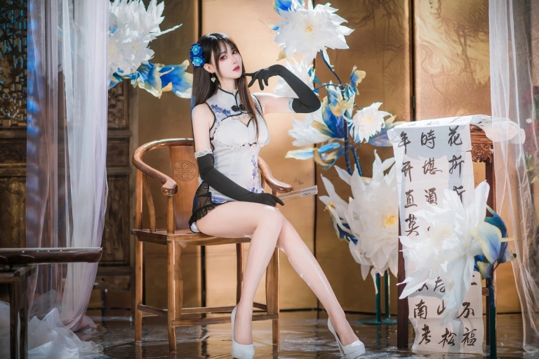 羽生三未《瓶儿·青花瓷旗袍》主题写真：25张全套美图