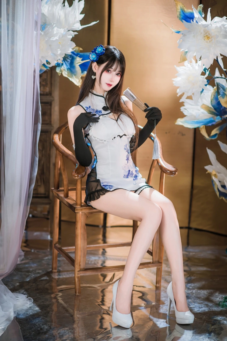 羽生三未《瓶儿·青花瓷旗袍》主题写真：25张全套美图