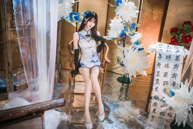 羽生三未《瓶儿·青花瓷旗袍》主题写真：25张全套美图