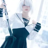 屿鱼《2b萤火虫场照》主题写真：16张全套美图
