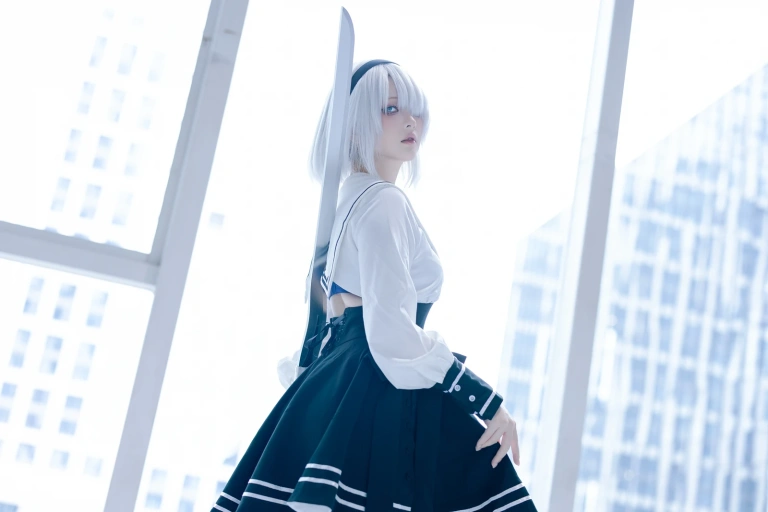 屿鱼《2b萤火虫场照》主题写真：16张全套美图