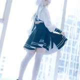 屿鱼《2b萤火虫场照》主题写真：16张全套美图