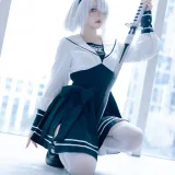 屿鱼《2b萤火虫场照》主题写真：16张全套美图