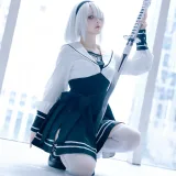 屿鱼《2b萤火虫场照》主题写真：16张全套美图