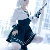 屿鱼《2b萤火虫场照》主题写真：16张全套美图