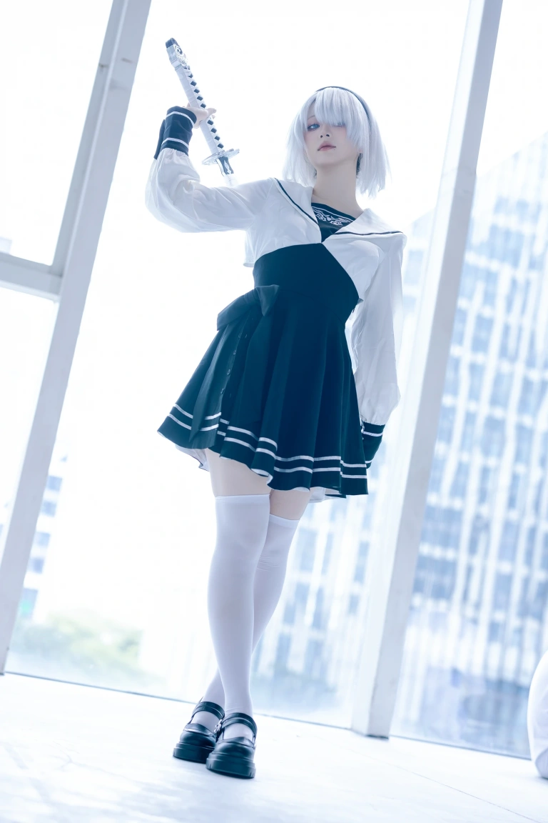 屿鱼《2b萤火虫场照》主题写真：16张全套美图