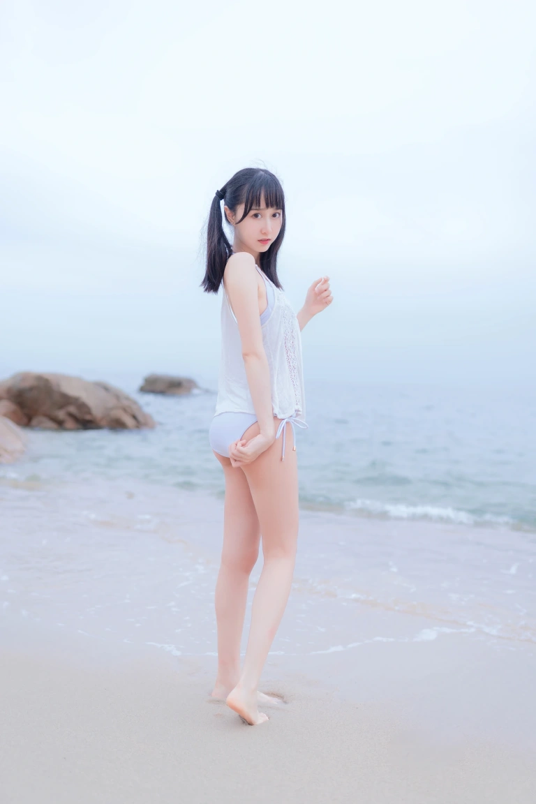 木棉棉《海边白色比基尼》主题写真：30张全套美图
