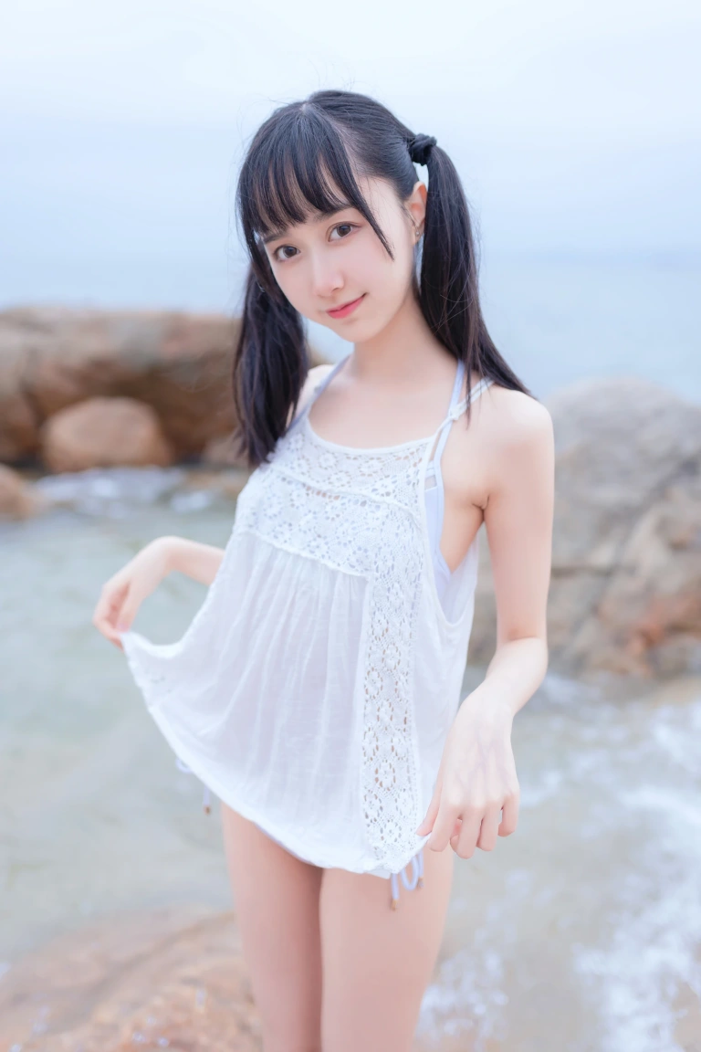 木棉棉《海边白色比基尼》主题写真：30张全套美图