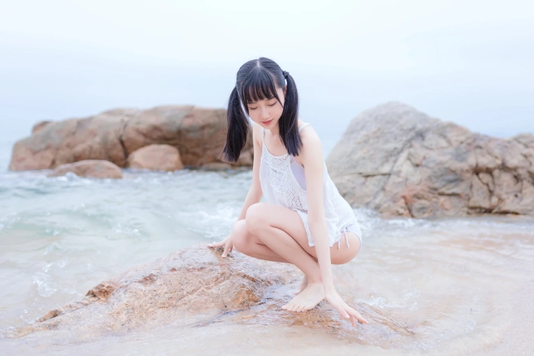 木棉棉《海边白色比基尼》主题写真：30张全套美图