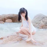 木棉棉《海边白色比基尼》主题写真：30张全套美图