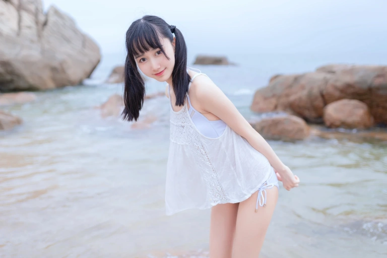 木棉棉《海边白色比基尼》主题写真：30张全套美图
