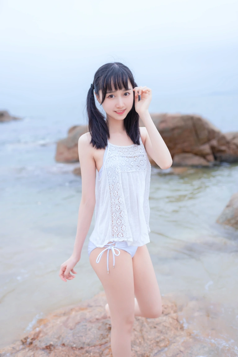 木棉棉《海边白色比基尼》主题写真：30张全套美图