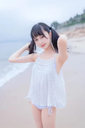 木棉棉《海边白色比基尼》主题写真：30张全套美图