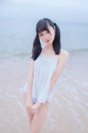 木棉棉《海边白色比基尼》主题写真：30张全套美图