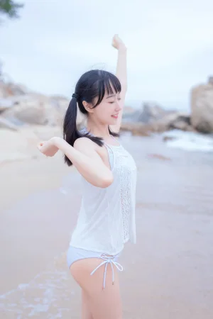 木棉棉《海边白色比基尼》主题写真：30张全套美图