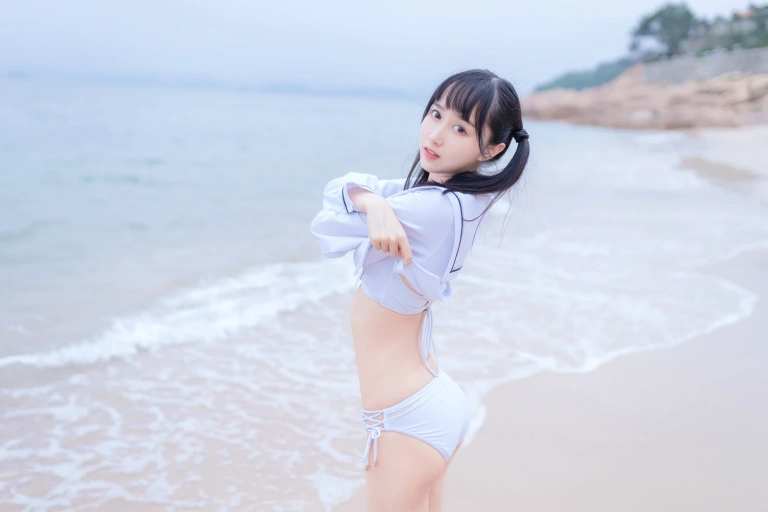 木棉棉《海边白色比基尼》主题写真：30张全套美图