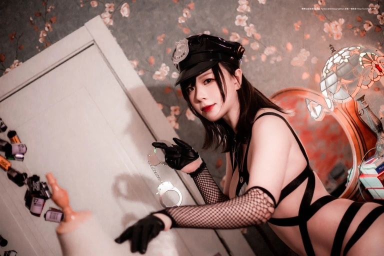 皮皮奶《银色女警》主题写真：33张全套美图，含1个视频