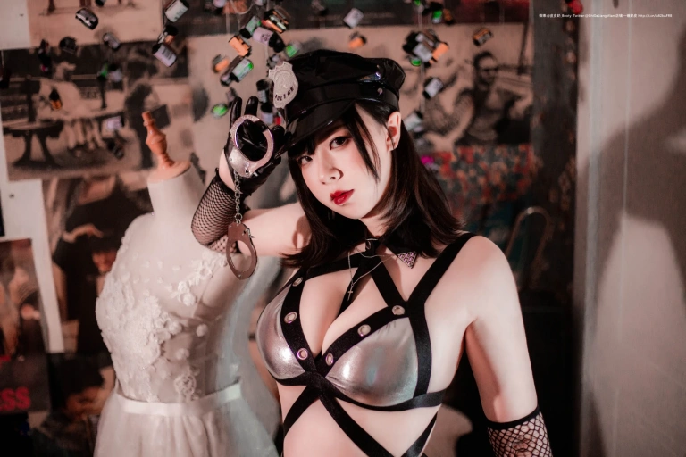 皮皮奶《银色女警》主题写真：33张全套美图，含1个视频