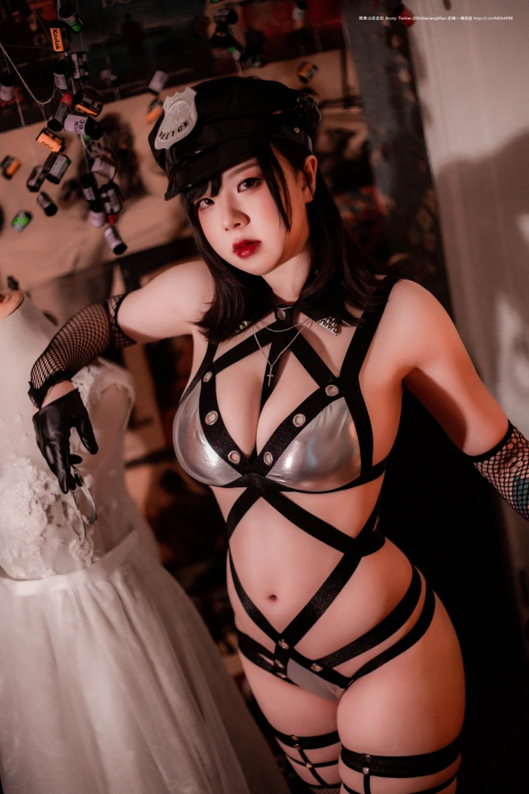 皮皮奶《银色女警》主题写真：33张全套美图，含1个视频