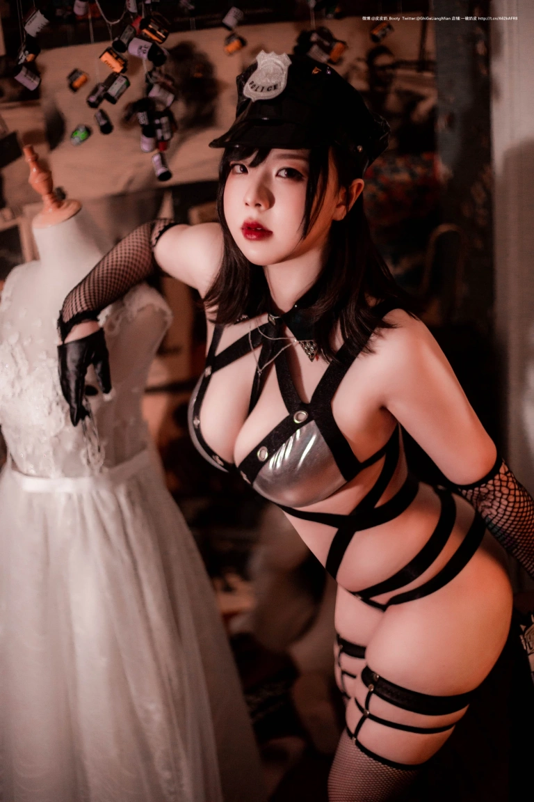 皮皮奶《银色女警》主题写真：33张全套美图，含1个视频