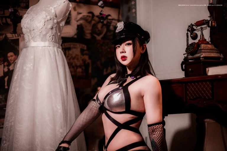 皮皮奶《银色女警》主题写真：33张全套美图，含1个视频