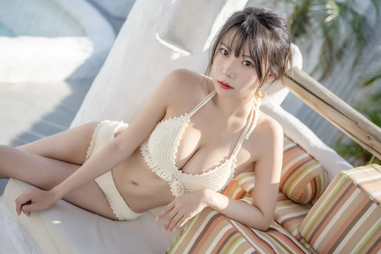 香草喵露露《比基尼》主题写真：37张全套美图，含1个视频