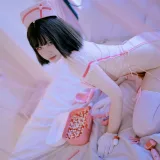 阿半今天很开心《粉护士》主题写真：37张全套美图
