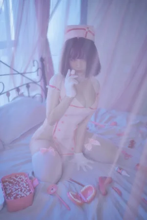 阿半今天很开心《粉护士》主题写真：37张全套美图