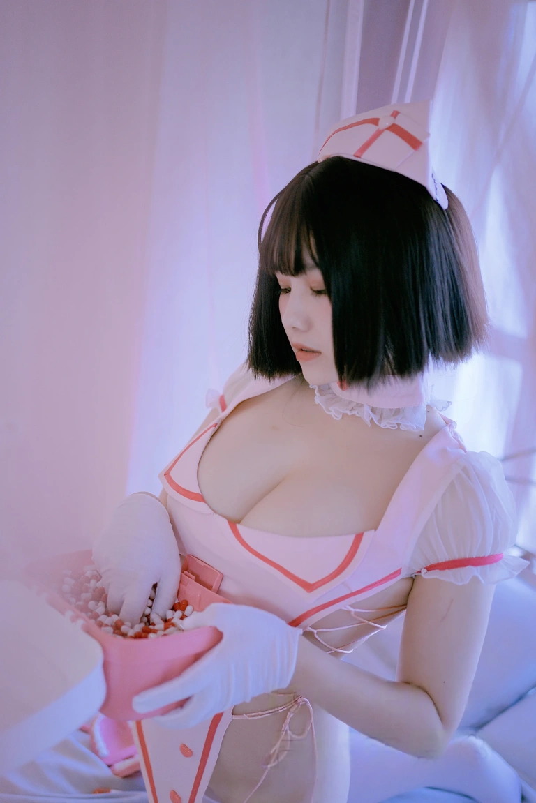 阿半今天很开心《粉护士》主题写真：37张全套美图