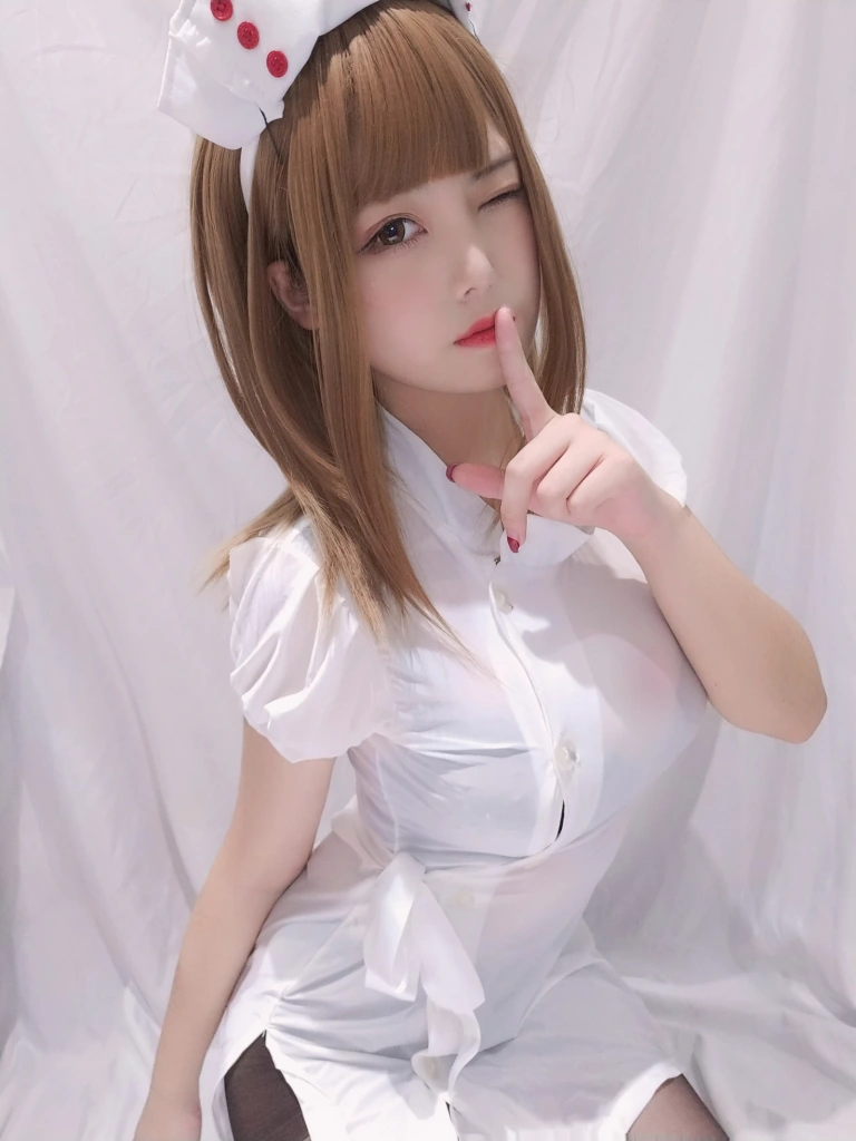 蜜汁猫裘《小护士》主题写真：41张全套美图，含1个视频