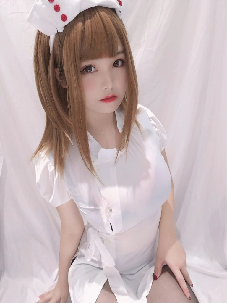 蜜汁猫裘《小护士》主题写真：41张全套美图，含1个视频