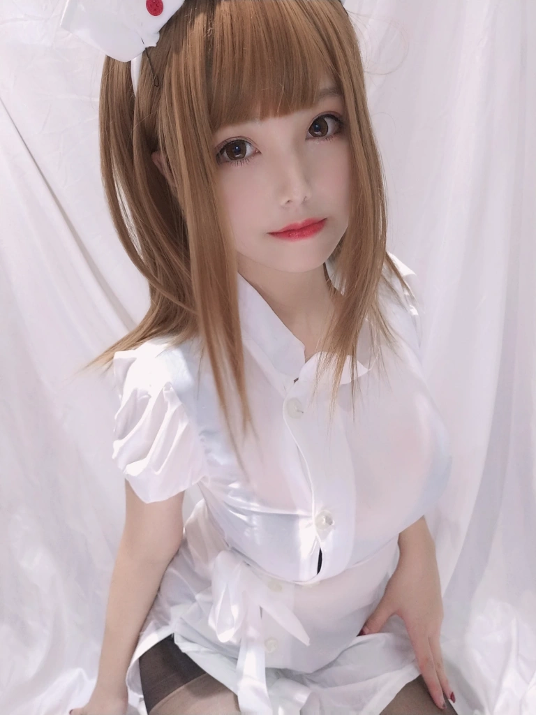 蜜汁猫裘《小护士》主题写真：41张全套美图，含1个视频