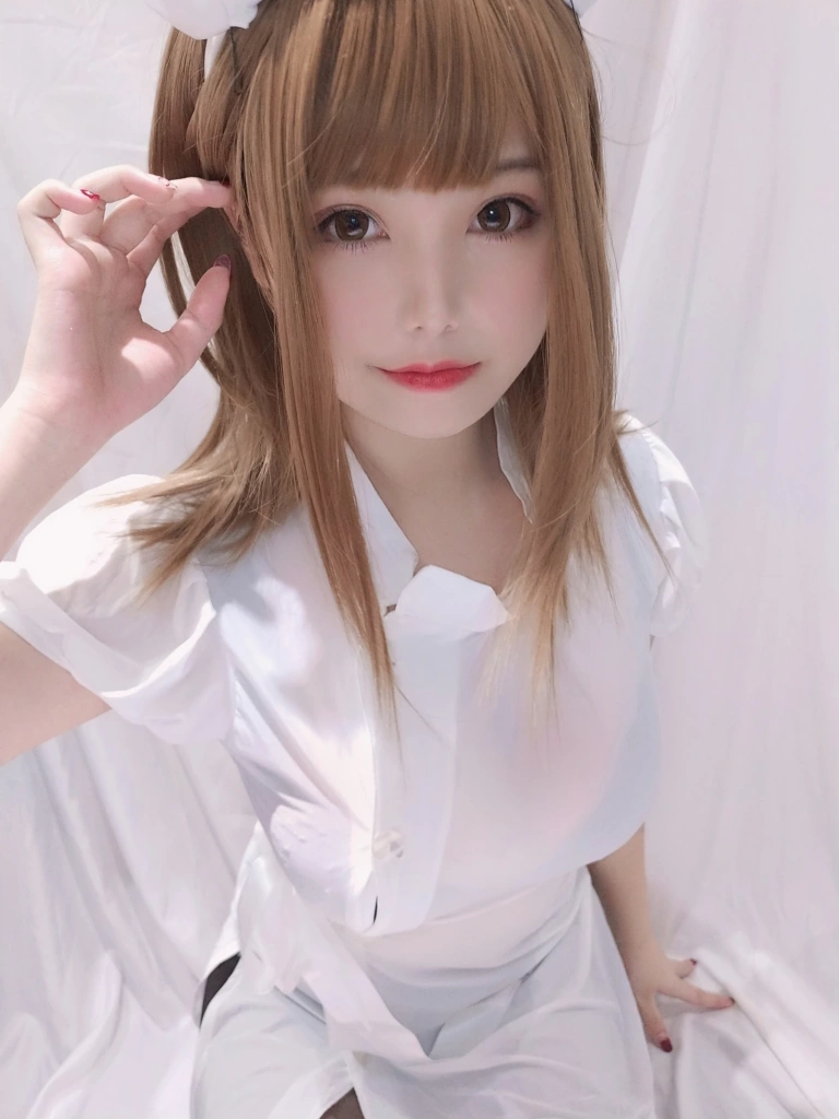 蜜汁猫裘《小护士》主题写真：41张全套美图，含1个视频