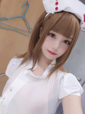 蜜汁猫裘《小护士》主题写真：41张全套美图，含1个视频