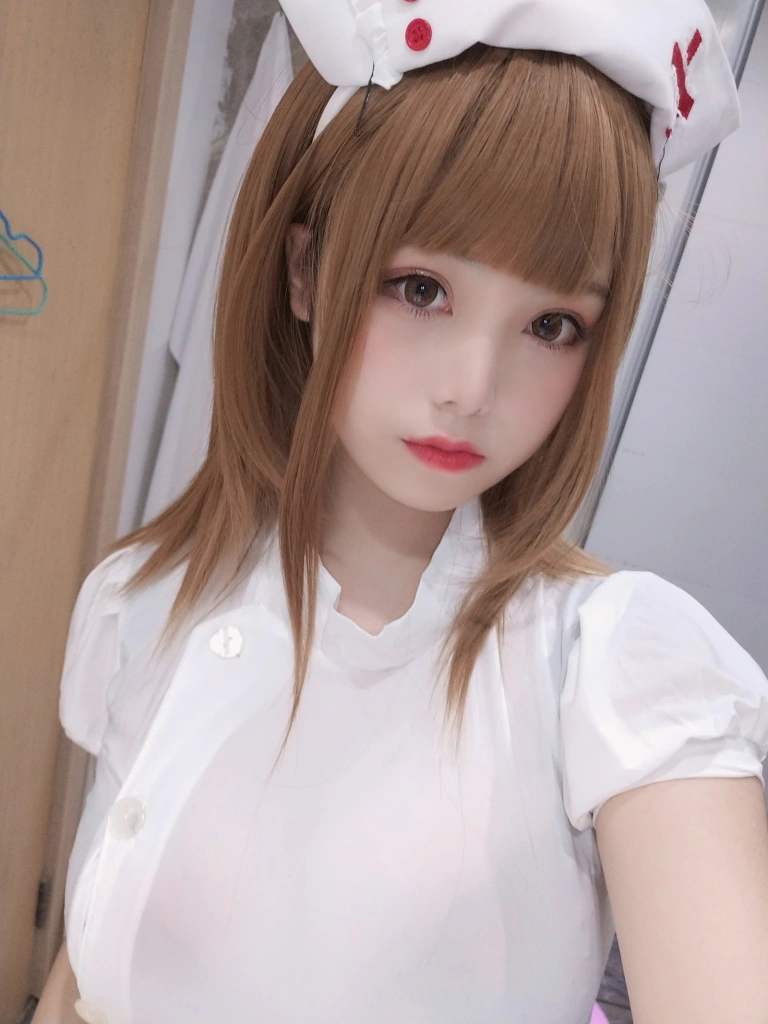 蜜汁猫裘《小护士》主题写真：41张全套美图，含1个视频
