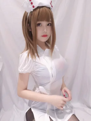 蜜汁猫裘《小护士》主题写真：41张全套美图，含1个视频