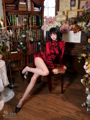 麻薯好吃《酒红礼赞》主题写真：43张全套美图