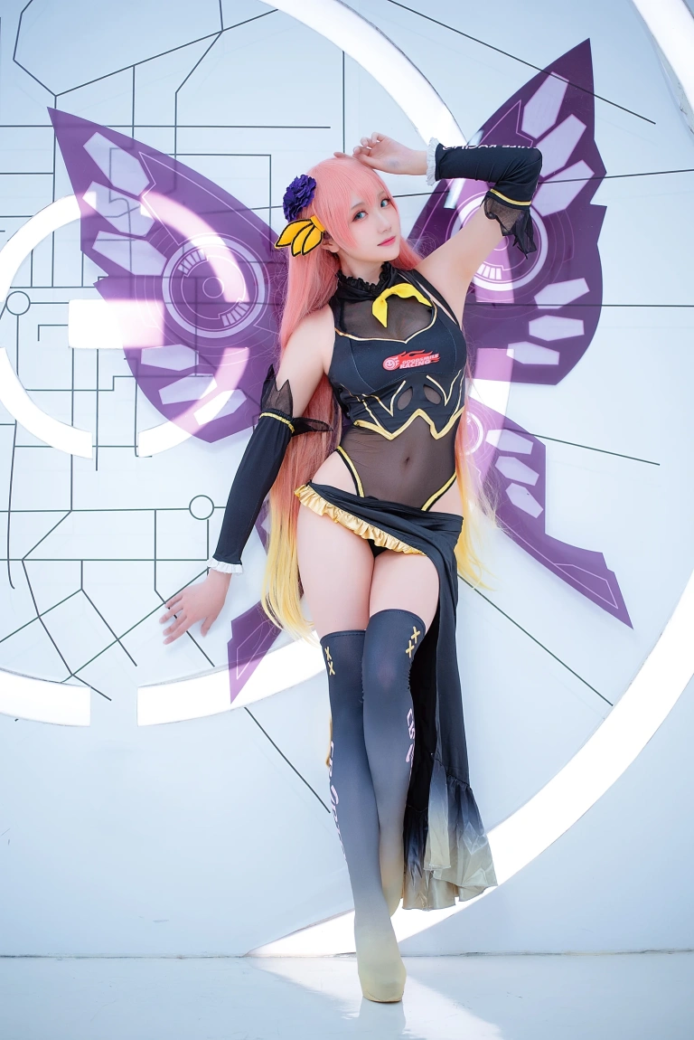 瓜希酱《LUKA 赛车》主题写真：22张全套美图