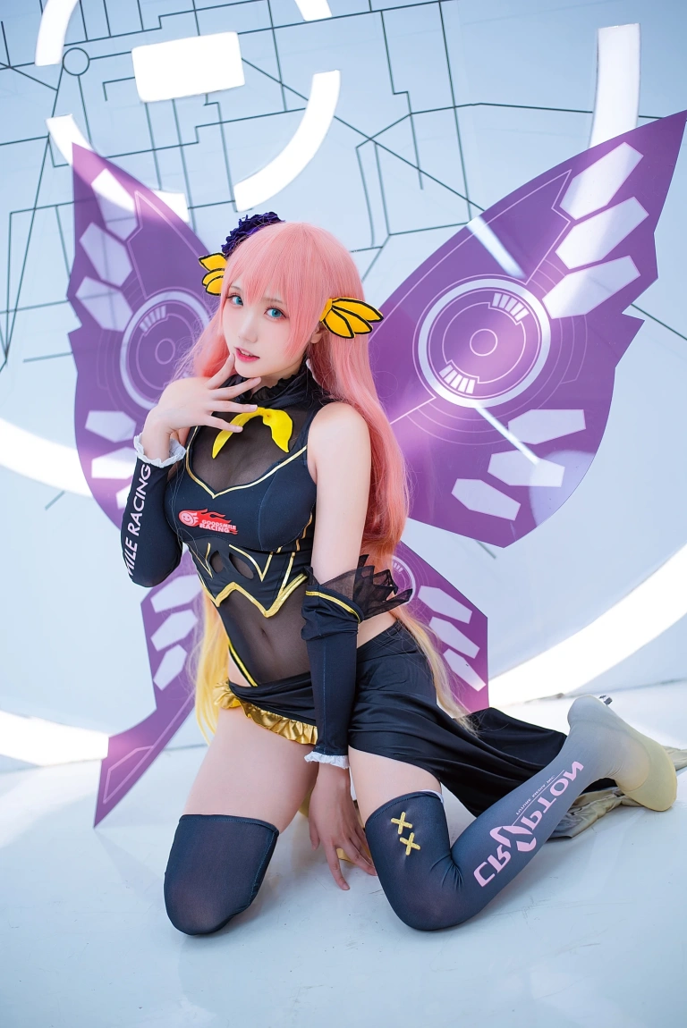 瓜希酱《LUKA 赛车》主题写真：22张全套美图